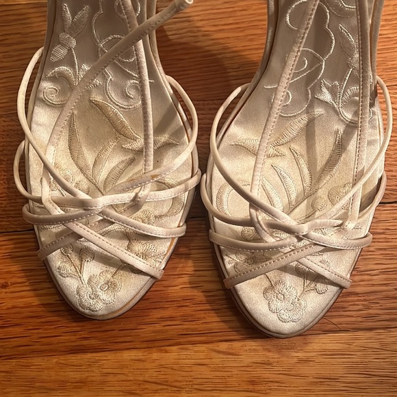 Badgley Mischa Ivory Satin Embroidered sandals size 7. 4in heels leather sole - Picture 2 of 7